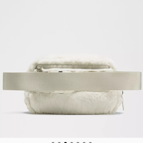 New Lululemon Everywhere Belt Bag Plush Fleece white - Picture 4 of 10